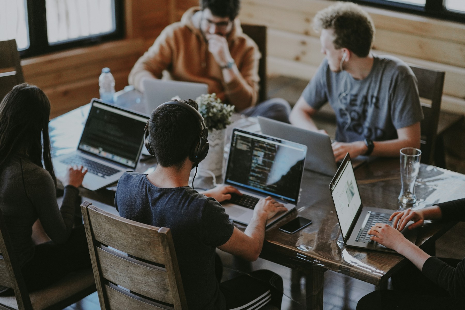 Un grupo de profesionales trabajando en equipo
